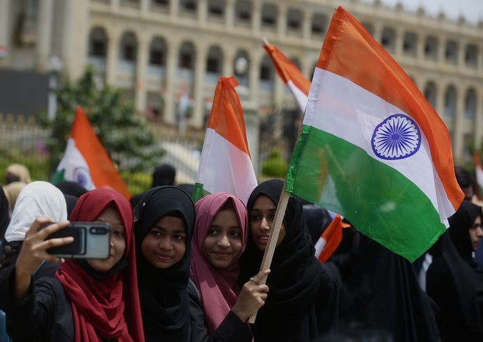 Indiase moslimvrouwen houden de Indiase driekleurige en vieren 75 jaar onafhankelijkheid.