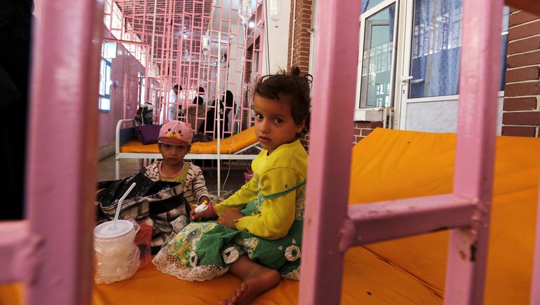 Kinderen met cholera in een ziekenhuis in Jemen Beeld epa