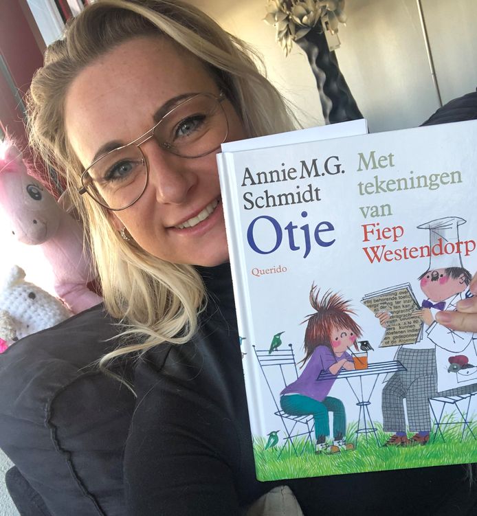 Elzemieke leest kinderen in coronatijd voor uit het bekende boek Otje van Annie M.G. Schmidt.