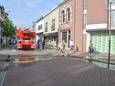 Voor het bluswerk sloten politie en brandweer de Kasteelstraat even af voor alle verkeer.