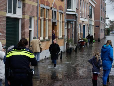Gemeente Dordrecht deelt zandzakken uit vanwege hoogwater