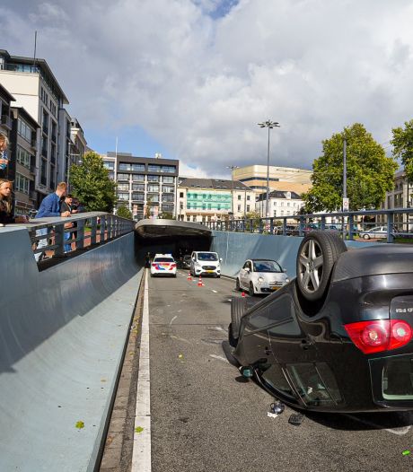 Het is wéér raak in de Willemstunnel in Arnhem: auto slaat over de kop