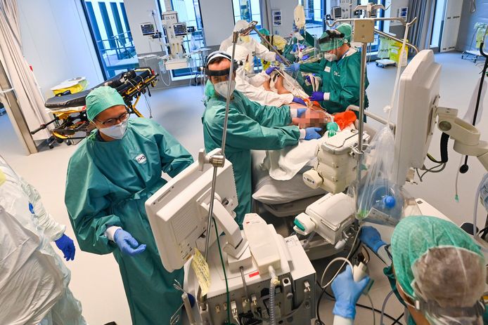 Dokters en verplegers proberen levens te redden op de dienst intensieve zorg van een Luiks ziekenhuis.