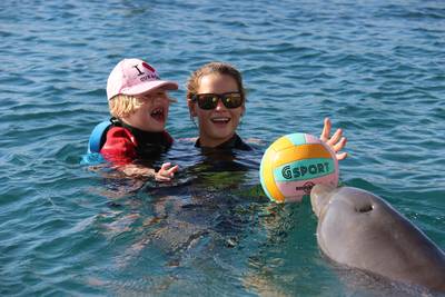 Anouk (6) uit Goor kreeg dolfijnentherapie in Curaçao: ‘Positieve ervaring’