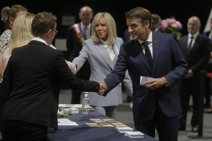 Presiden Prancis Emmanuel Macron (kanan) dan istrinya Brigitte tiba di tempat pemungutan suara di Le Touquet.