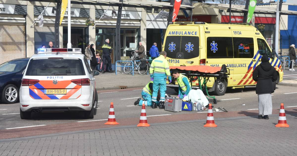 Scooterrijder raakt zwaargewond bij botsing met lesauto in Terneuzen.