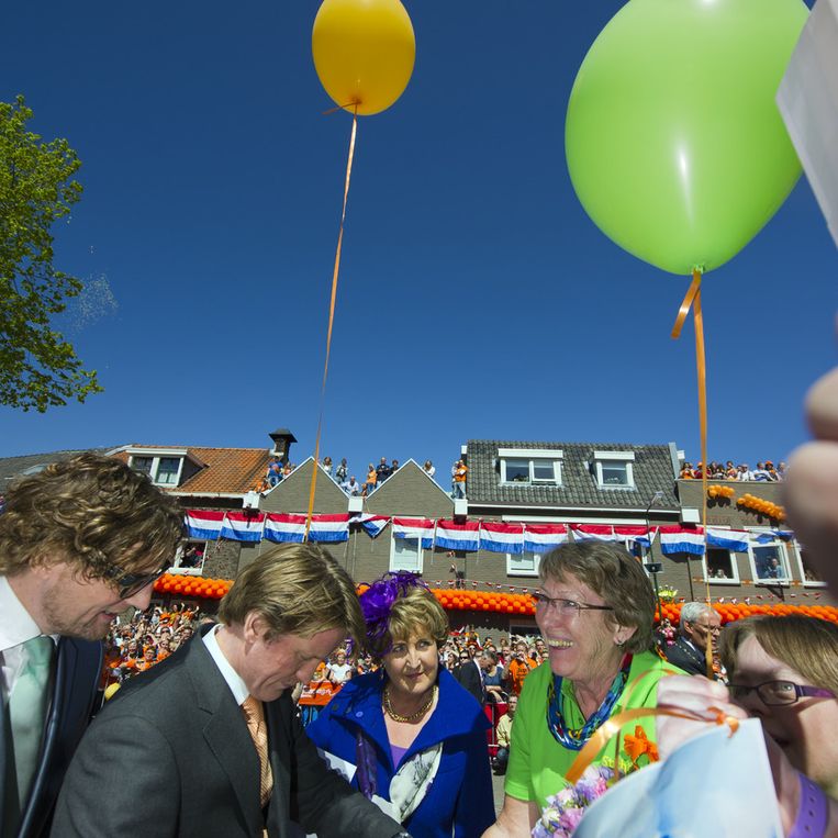 Prins Bernhard, Pieter-Christiaan en prinses Margriet doen mee met de ballonnenwedstrijd in Veenendaal in 2012. Beeld anp