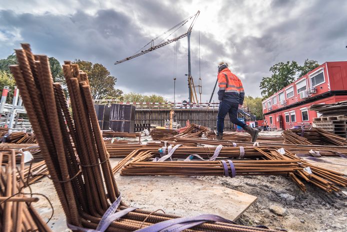 Werkzaamheden bij de sint Sebastiaansbrug.

Bouwvakkers werkten 16 maanden aan de nieuwe Sint Sebastiaansbrug. De oeververbinding wordt 16 juni opgeleverd.