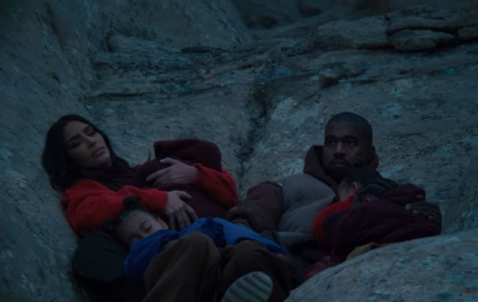 Kanye West toont zijn hele gezin in nieuwe videoclip.