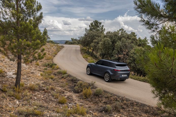 The Range Rover Sport P510e can also tackle off-roading despite its gigantic weight.