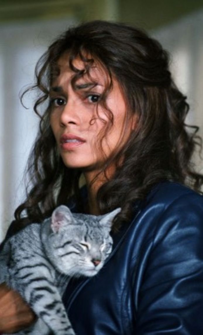 Halle Berry met een Animals For Hollywood-kat in 'Catwoman'.