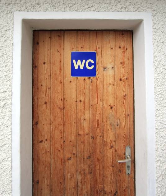 Hang desnoods moeilijk te onthouden kennis op de wc-deur.