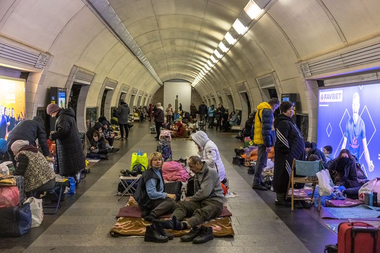 15.000 mensen hebben zich afgelopen nacht in Kiev verscholen voor de luchtaanvallen in lokale metrostations, zoals hier in het Dorohozhychi-station. Beeld EPA