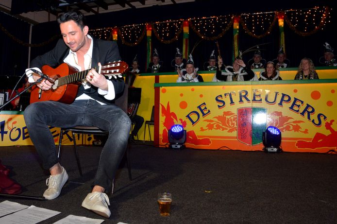 Teun Gerrits speelde als ‘Teuno Martin’ de zaal plat in het Streupershol.