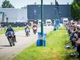 Motorrijders in actie op bedrijventerrein De Geer in Oss. Het circuit valt in de smaak bij de coureurs die deelnemen aan de Pinksterraces.