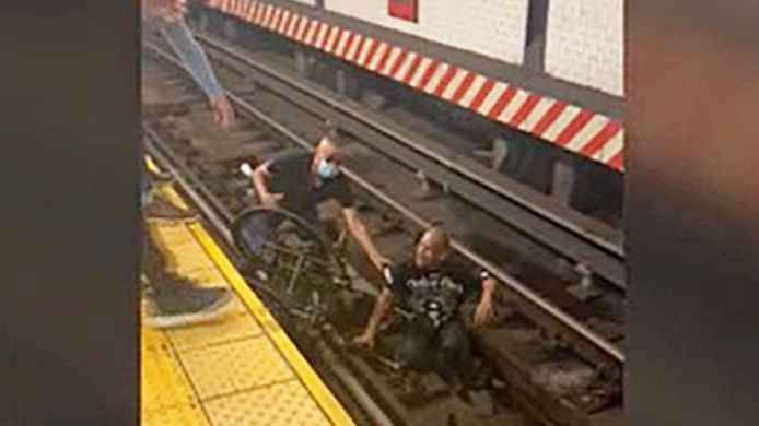 Le sauvetage s'est achevé juste à temps, soit une dizaine de secondes avant l'arrivée d'un métro