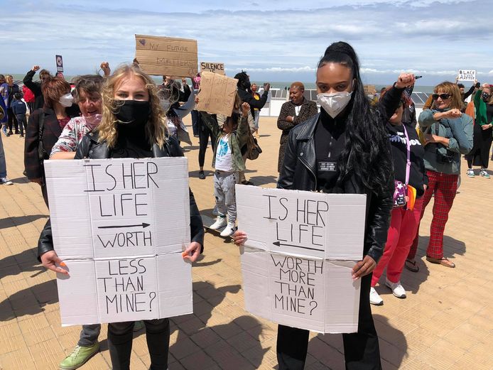 Charlotte Moriamé (20) en Mercy Retchmedina (20) zijn aanwezig op de acties tegen racisme in Oostende.