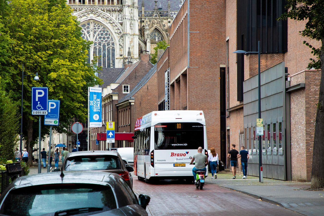 Vrachtverkeer theater mogelijk over Parade en Kanaalboulevard en zéker door smalle monumentale