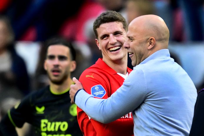 Arne Slot met Guus Til, die vorig jaar kampioen werd met Feyenoord en nu voor PSV speelt.