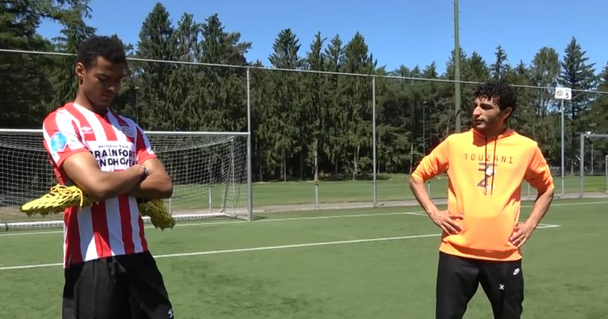 Touzani daagt Cody Gakpo uit | Nederlands voetbal | bd.nl