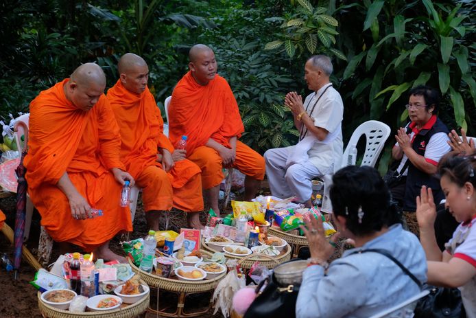 Boedhistische monniken bidden met de ouders van de vermiste voetballertjes.