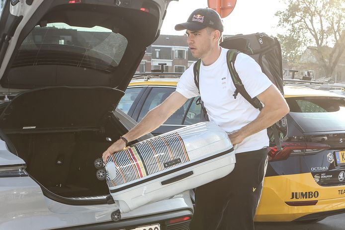 Aankomst Wout van Aert aan hotel.