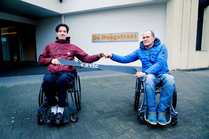 Ex-wielrenner Edo Maas (L) doneert 9450 euro, waarmee patiënten van de Hoogstraat op skivakantie kunnen.  Veenendaler Peter van Egmond vertrekt zondag. ,,Ooit hoop ik weer met mijn kinderen te kunnen gaan.''