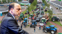 Burgemeester Peter Snijders van Zwolle en beeld van een eerder boerenprotest in Zwolle.