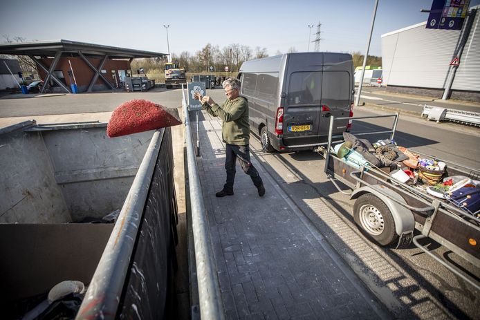 Meine Beetstra maakt zijn aanhanger leeg op het afvalbrengpunt in Oldenzaal.