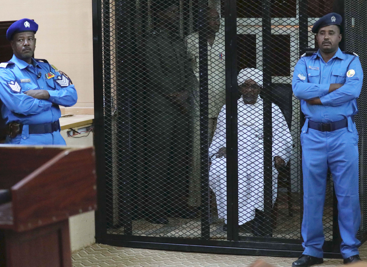 De afgezette dictator Omar al-Bashir hoort in de rechtbank van Khartoem op 14 december vorig jaar het vonnis tegen hem uitspreken wegens corruptie.  Hij kreeg twee jaar gevangenisstraf.  Beeld EPA, Morwan Ali