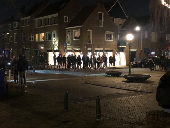 Inwoners van Bunschoten beschermen de winkels rond het Spuiplein.