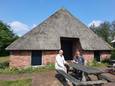 Joop Kamperman en Wim Baan (bestuursleden IVN Rijssen-Holten) zijn vrijwilliger bij Staatsbosbeheer. De informatieboerderij 'n Witten bij de Borkeld kan extra vrijwilligers gebruiken.