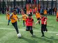 Voetballende kinderen op het Cruyff Court in de Dordtse wijk Wielwijk.