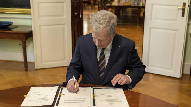 Finse president ondertekent wet voor NAVO-lidmaatschap