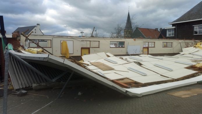 Het volledige dak van de school werd weggeblazen.