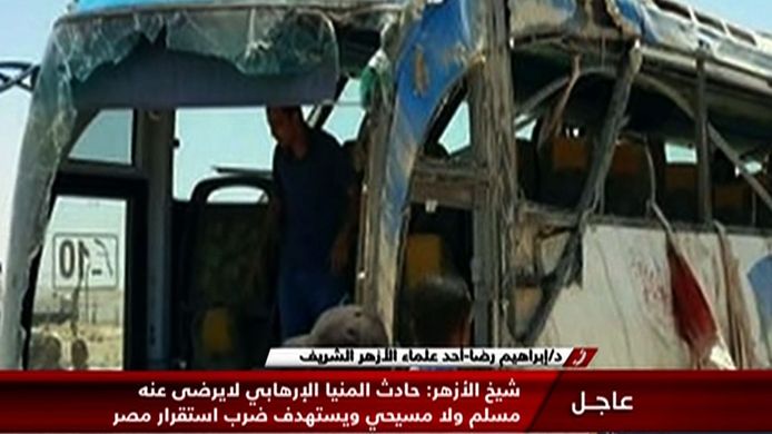 Een videostill uit een nieuwsitem van het Egyptische tv-kanaal Nile News toont de resten van de bus.
