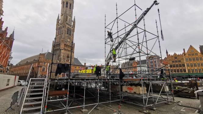 Podium voor Ronde van Vlaanderen op de Brugse Markt in volle opbouw