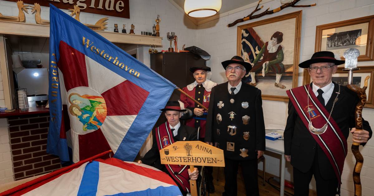Keizer in wacht, oud-vendelier en gildebroeder samen 160 jaar lid van Sint Annagilde Westerhoven