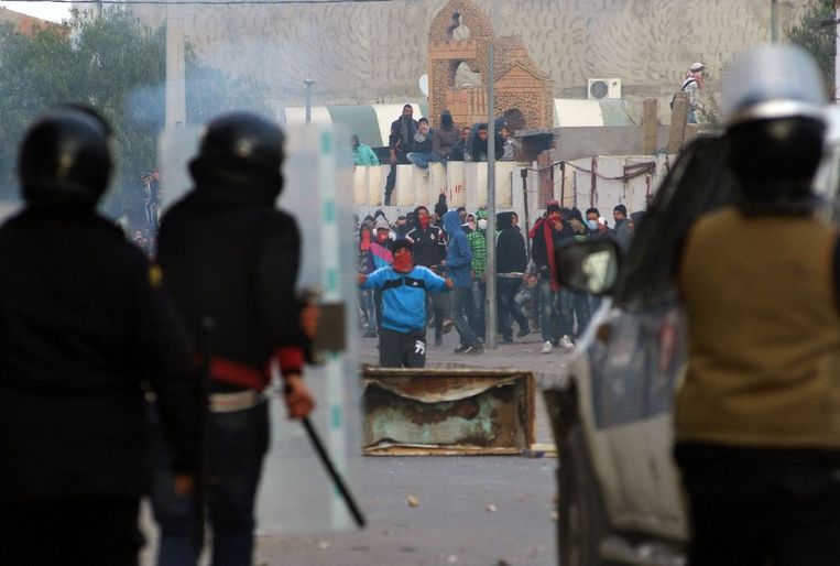 Demonstranten staan tegenover veiligheidstroepen. Beeld afp