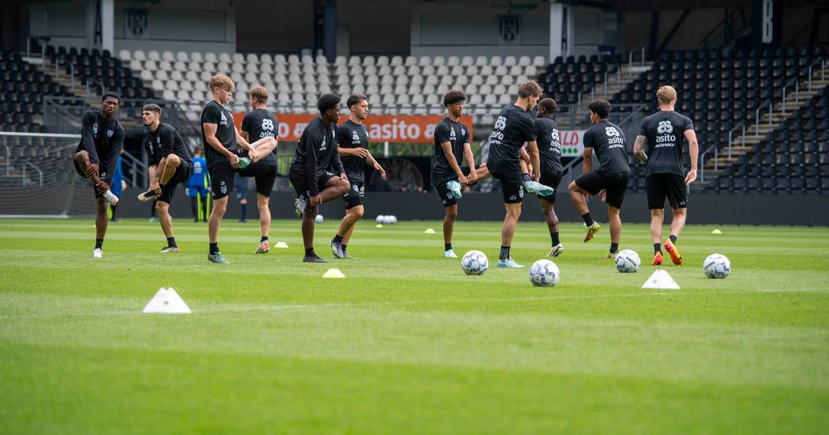 Historisch moment in stadion Heracles: Thomas Bruns na 15 jaar ...