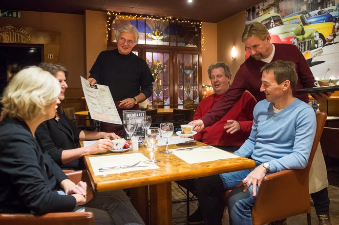 Jez Looman (links) en John Vandijck aan tafel bij hun gasten.