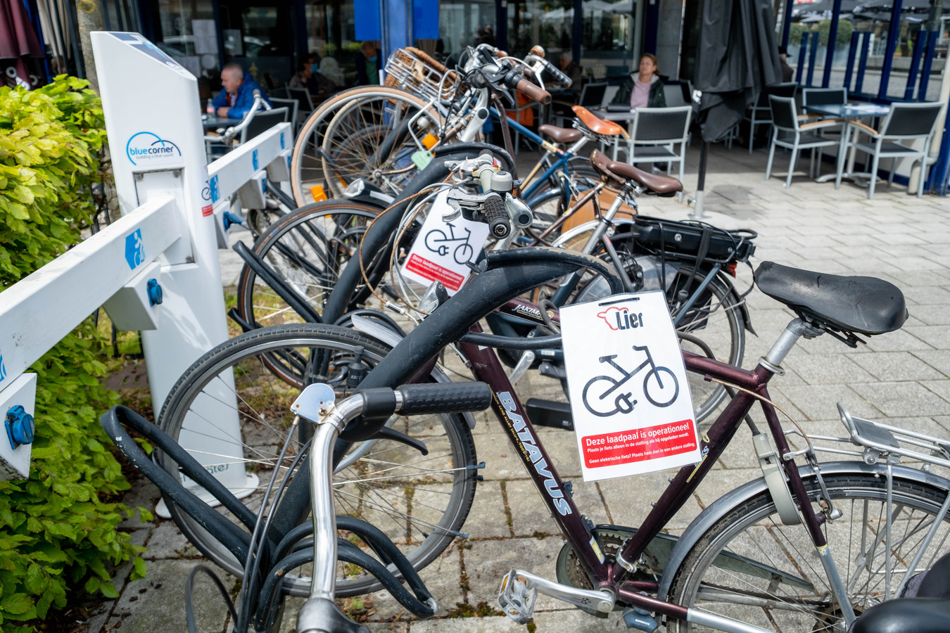 Herstellen ingesteld Vertellen Elektrische fiets opladen kan voortaan gratis in Schapekoppenstraat | Foto  | hln.be