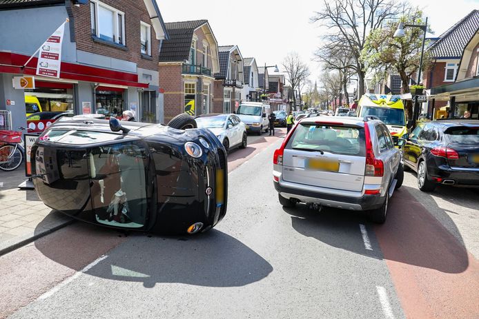 Fiat komt op zijkant terecht bij aanrijding Koninginnelaan Apeldoorn.