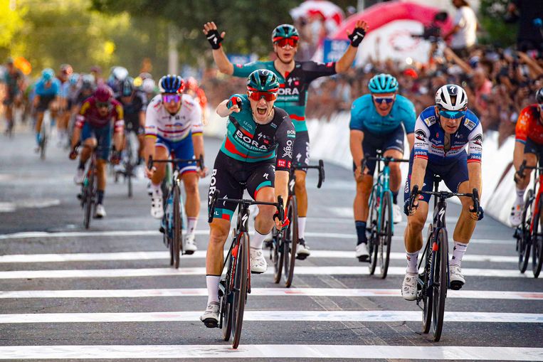 Sam Bennett haalt het voor Michael Morkov. Ook Danny Van Poppel juicht nadat hij de Ier perfect loodste, achter hem bolt Sagan binnen. Beeld Photo News