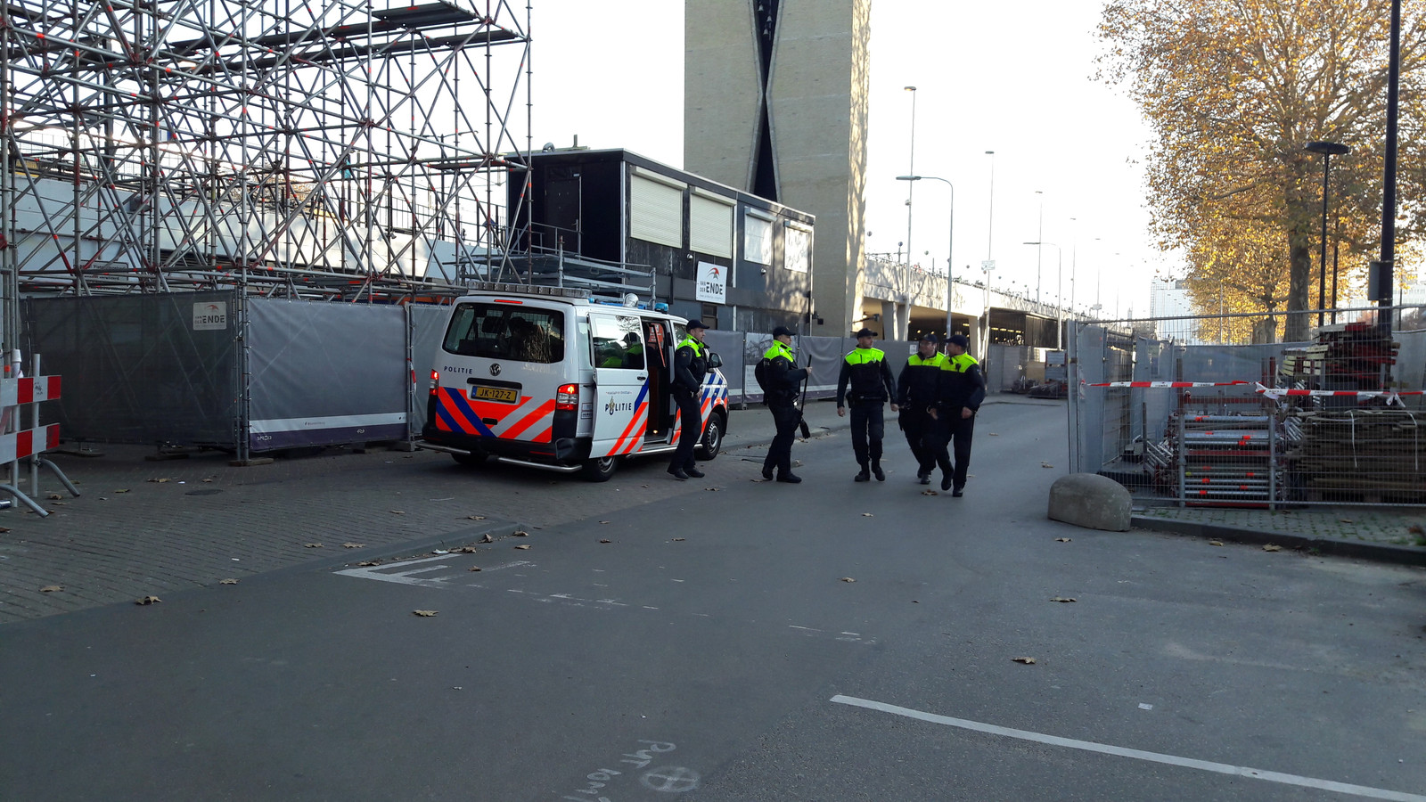 Politie rond station Tilburg, een uur voor de intocht van Sinterklaas begint in de Piushaven.