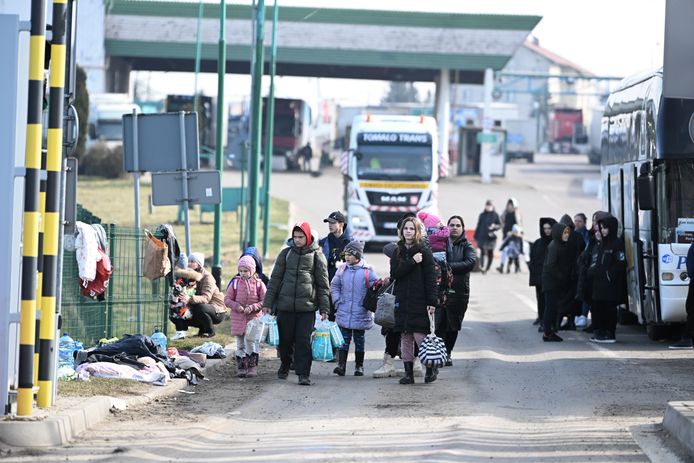 Oekraïense vluchtelingen, vooral vrouwen en kinderen, bereiken de grens met Polen.