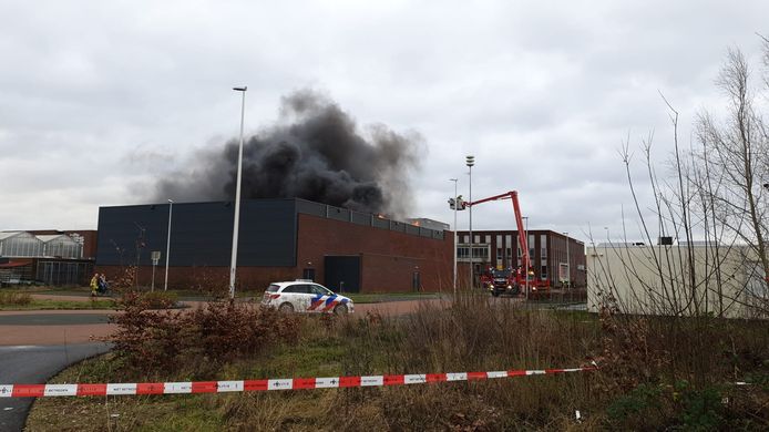 dikke rookwolken boven de sportzalen