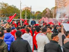 Toeterend door Rotterdam: Turken vieren overwinning van Erdogan bij Hofpleinfontein
