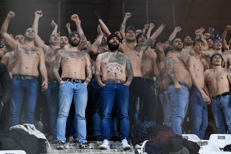 De fanatieke aanhang van Lazio, die een zeer omstreden reputatie heeft, afgelopen donderdag, bij de wedstrijd tegen CFR Cluj in de tussenronde van de Conference League. Romano Floriani Mussolini bleef bij die wedstrijd op de bank.  Beeld Inquam Photos via Reuters