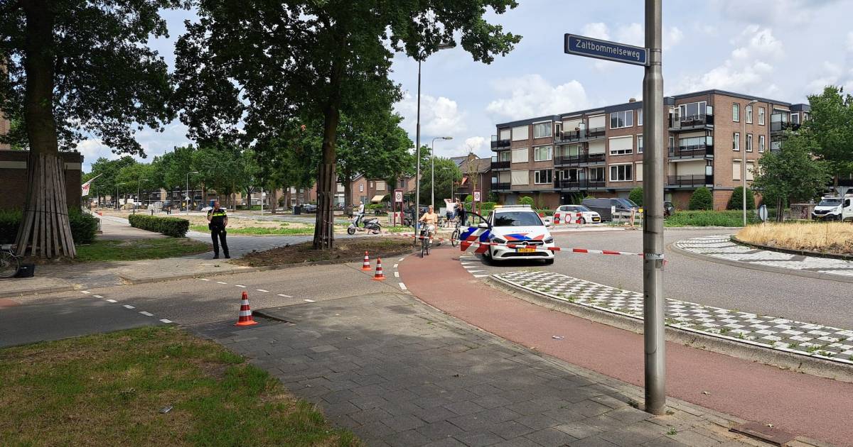 Fietser raakt zwaargewond door botsing met afslaande auto op rotonde in Oss.